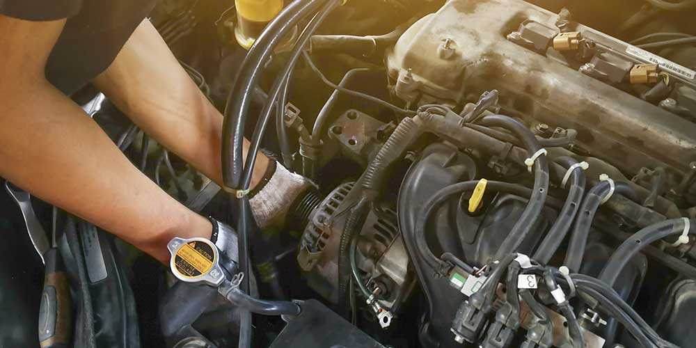 mecânico-realizando-manutenção-em-carro-lembrando-a-troca-de-óleo