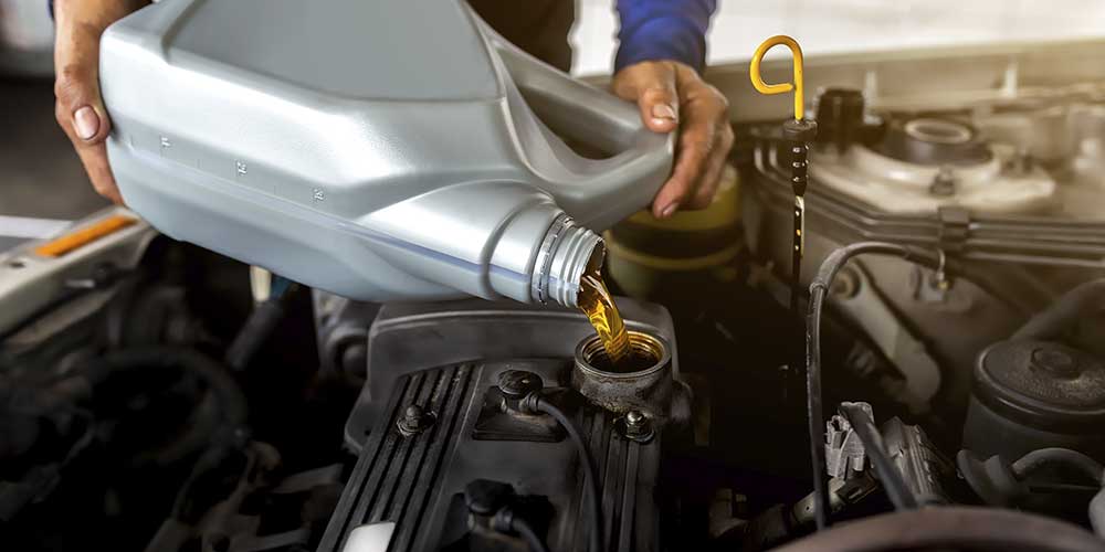 trocador-de-óleo-realizando-a-troca-de-óleo-de-um-carro