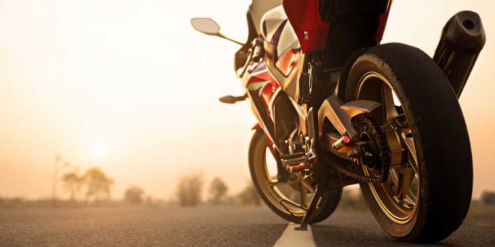 moto-vermelha-estacionada-a-beira-da-estrada