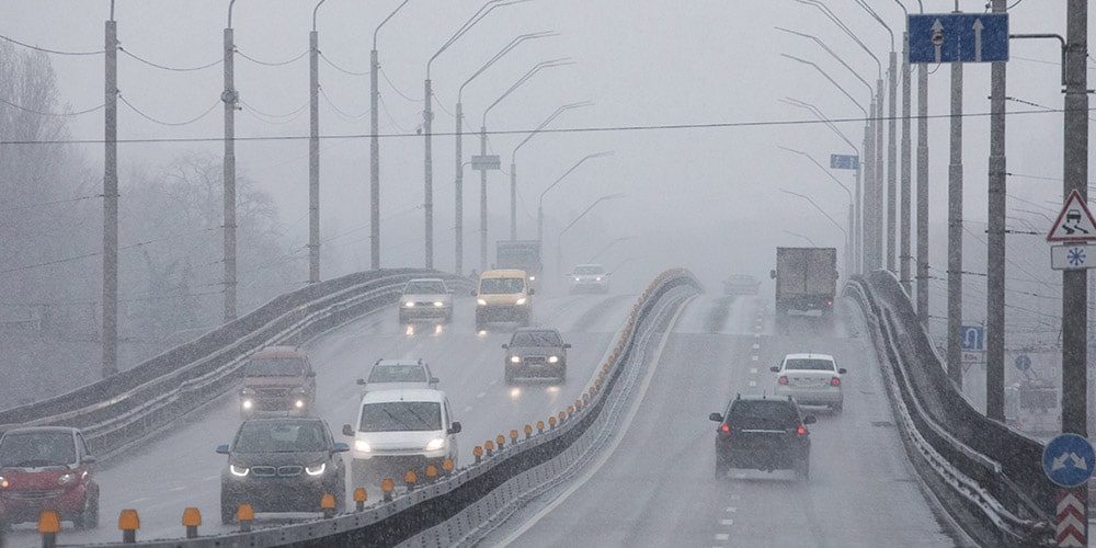 pista-com-carros-desatentos-ao-dirigir-na-neblina