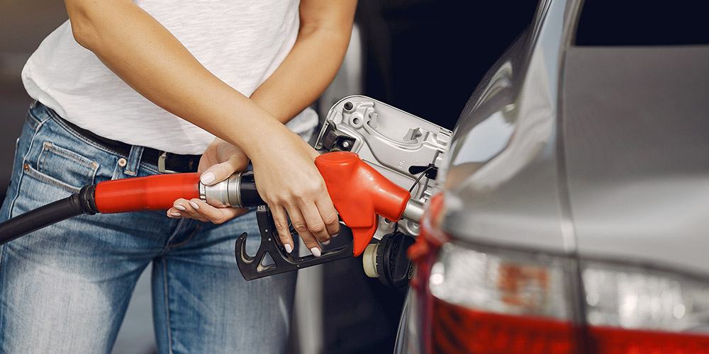 mulher-abastecendo-carro-com-gasolina-na-reserva